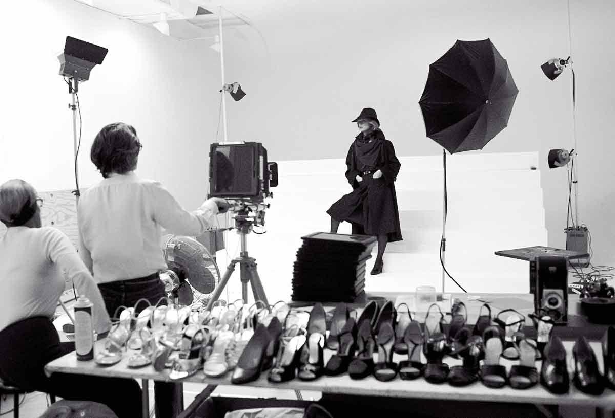 La fotografía 'Lauren on set' de Gideon Lewin donde aparece Richard Avedon