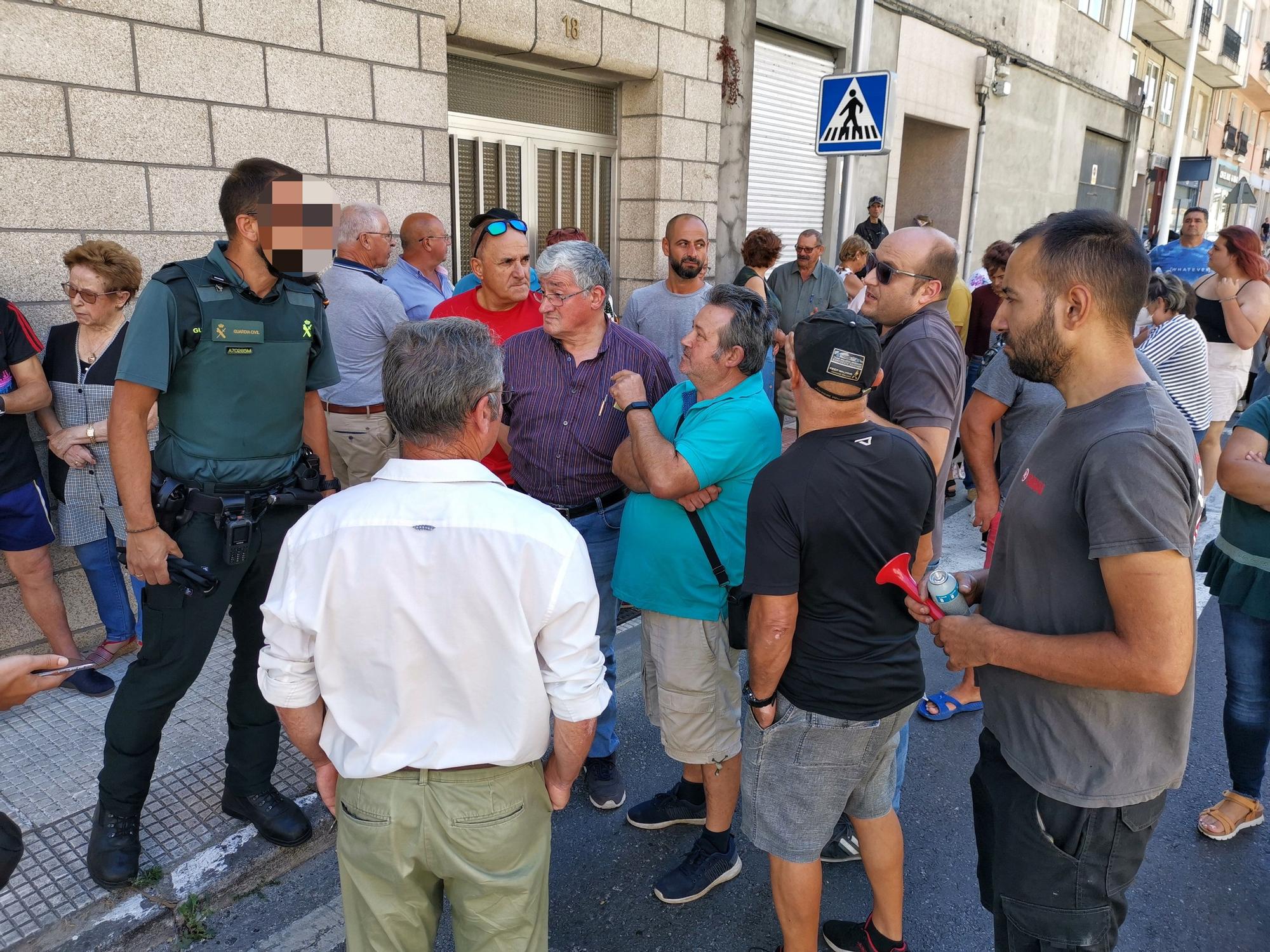 Concentración vecinal en Bueu contra la "inseguridad" ciudadana y un joven conflictivo