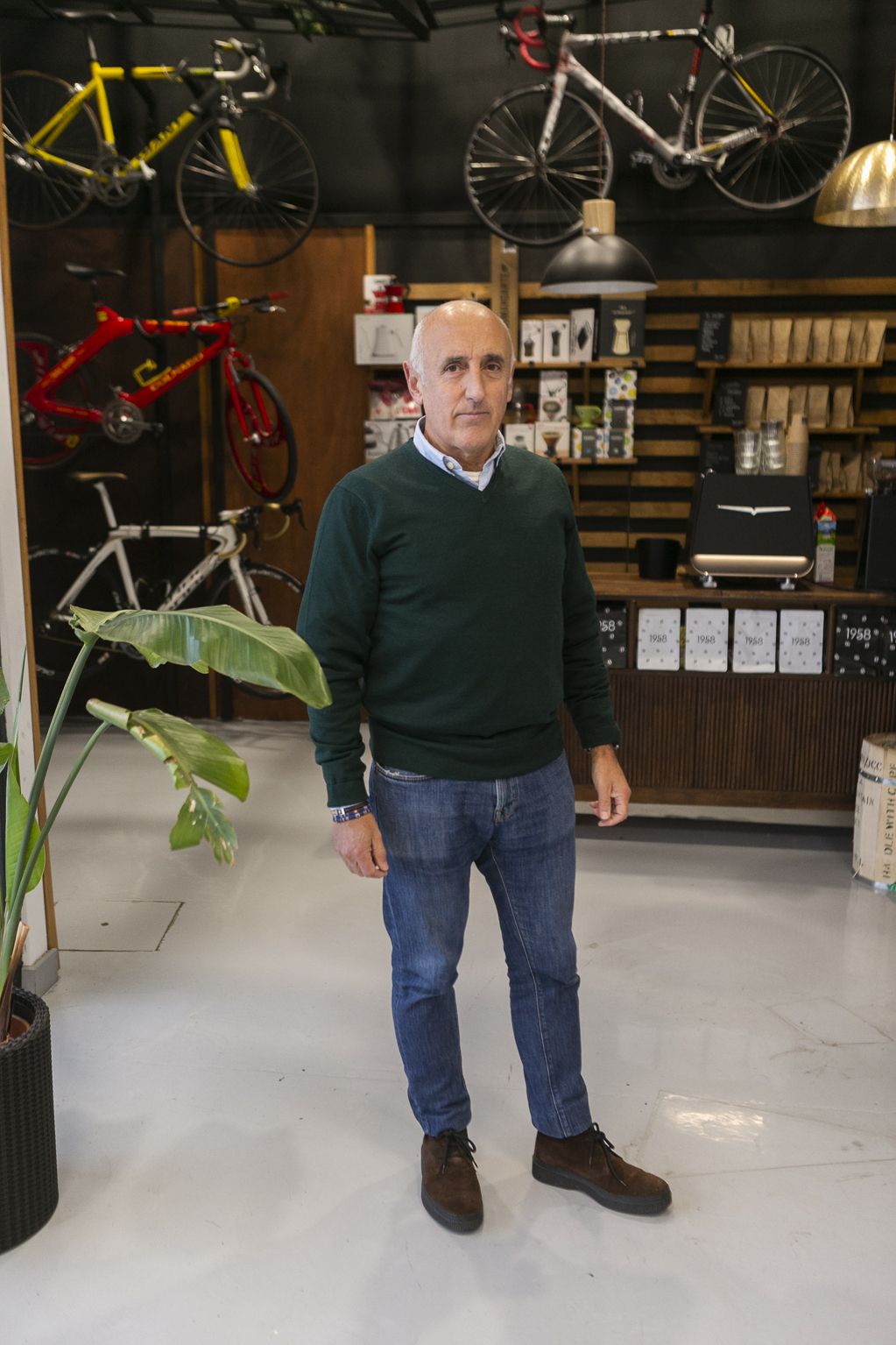 Así es por dentro el tostadero de cafés de Avilés con bicicletas de campeones del mundo