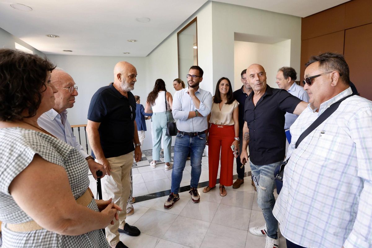 Vecinos de El Alamillo, este martes, en la Gerencia de Urbanismo.