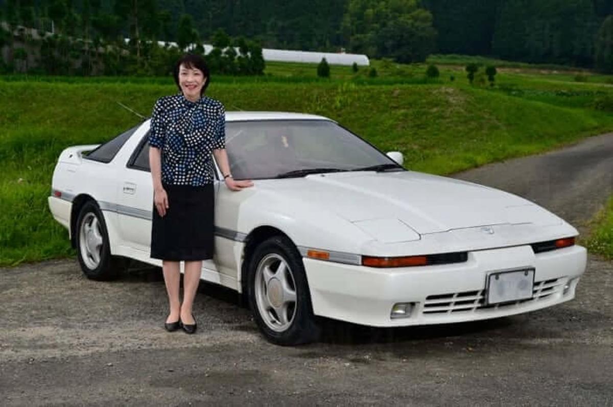 Sanae Takaichi al lado de su Toyota Supra MK3 de 1991