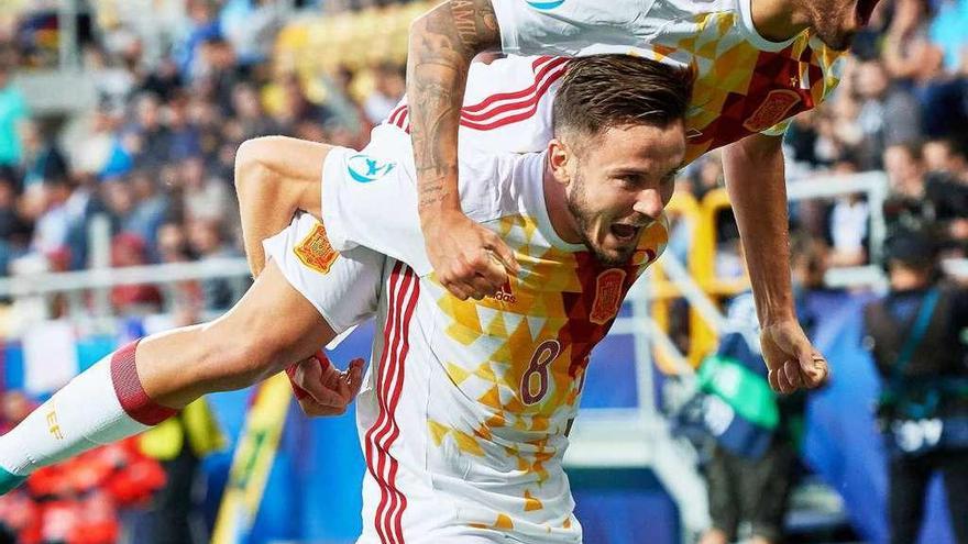 Saúl y Ceballos celebran uno de los goles de la selección ayer ante Portugal.