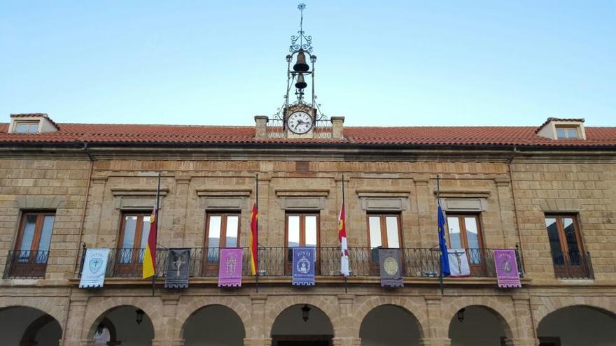 Banderas a media asta en la Plaza Mayor.