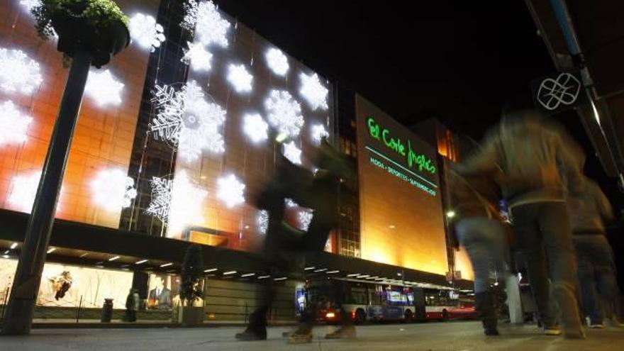 Las luces, una de las imágenes de la Navidad, en uno de los centros de Alicante.