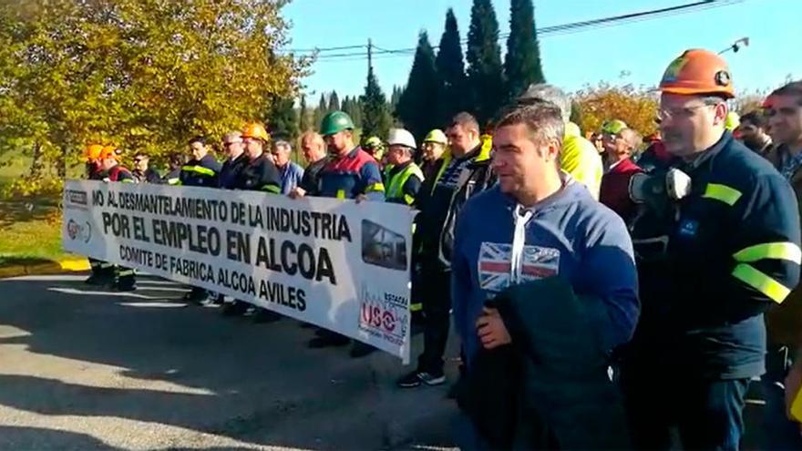 Concentración de trabajadores en la fábrica de Alcoa