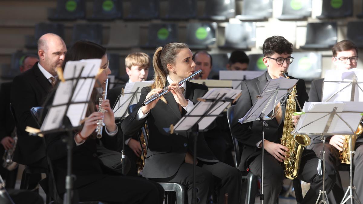 Algunos de los instrumentistas durante el concierto en el Auditorio de la Casa de Cultura de Crevillent