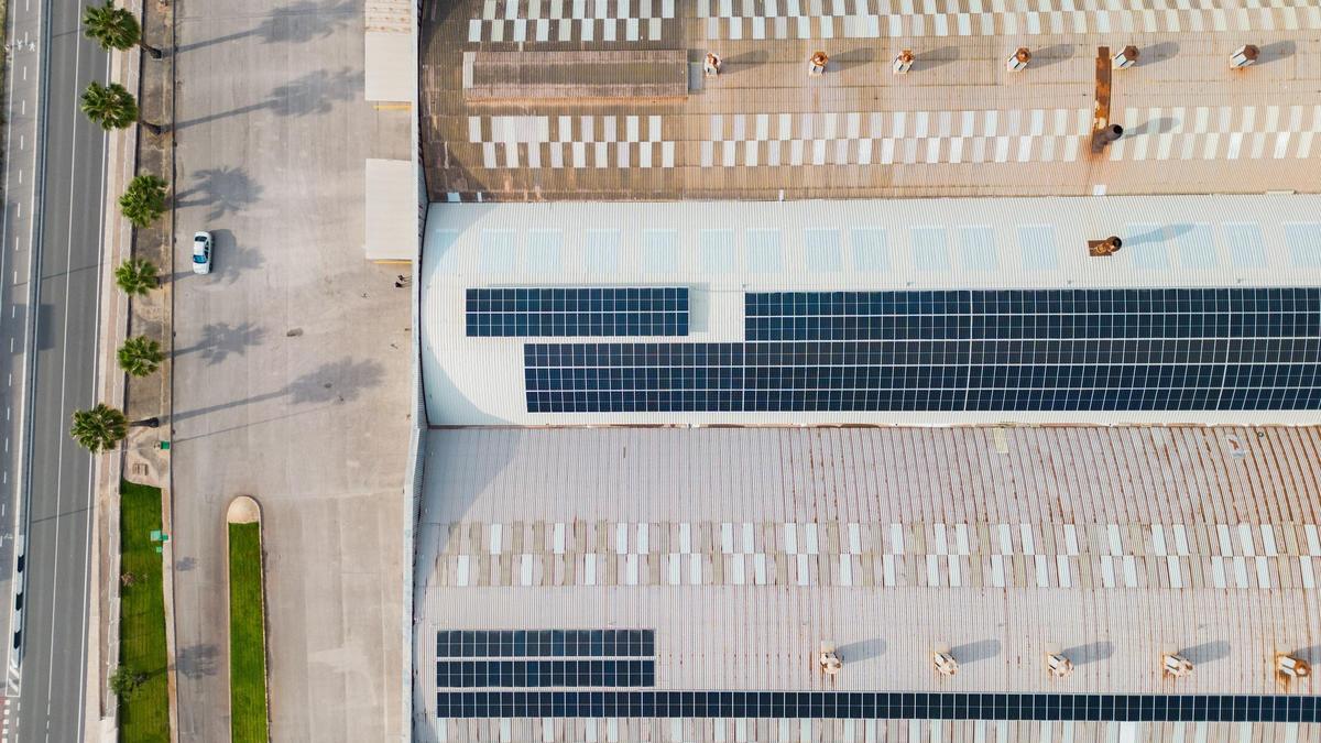 Vista aérea de una planta solar de 0.5 MWp instalada sobre una industria cerámica.