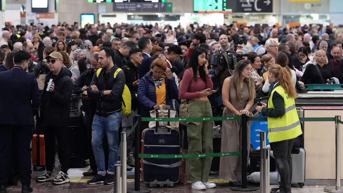 Mañana de caos en la estación de Sants, tras una madrugada de insomnio