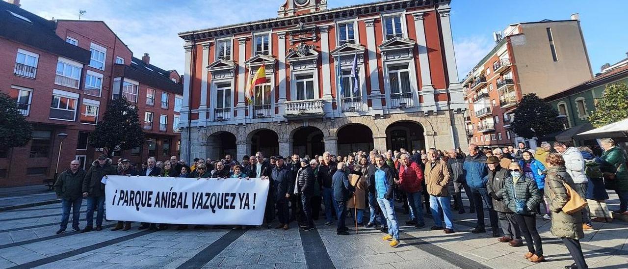 Vecinos ante el ayuntamiento de Mieres, presentando su propuesta.