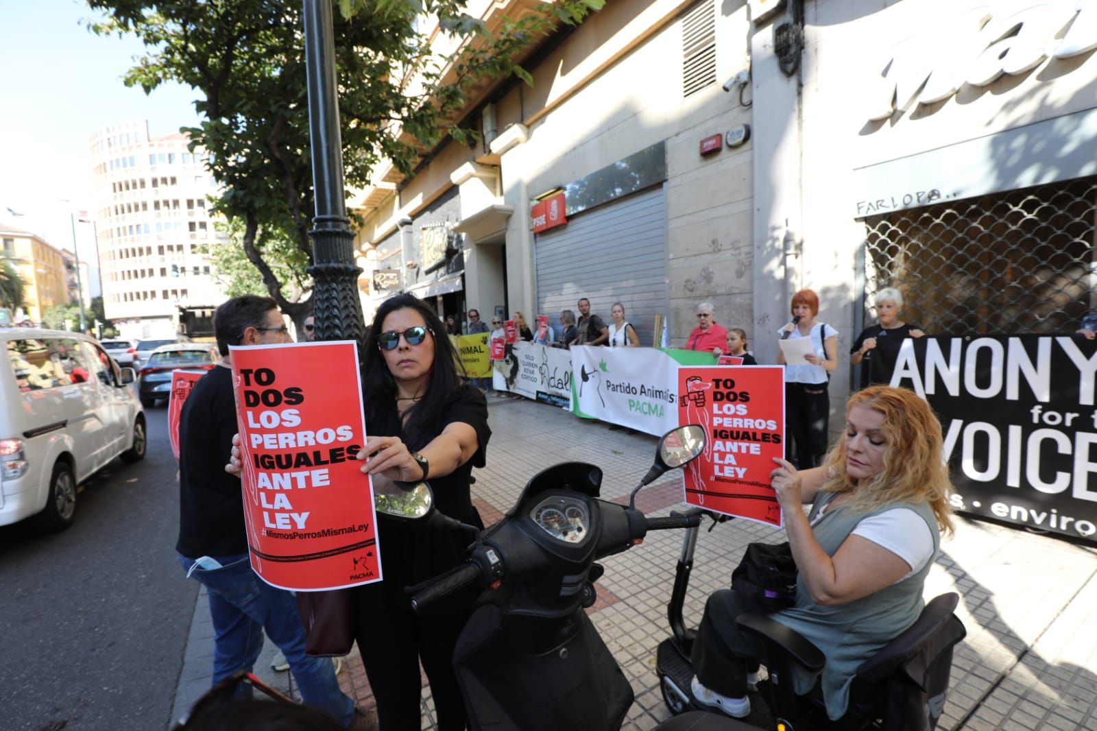 Protesta animalista ante la sede del PSOE en Zaragoza