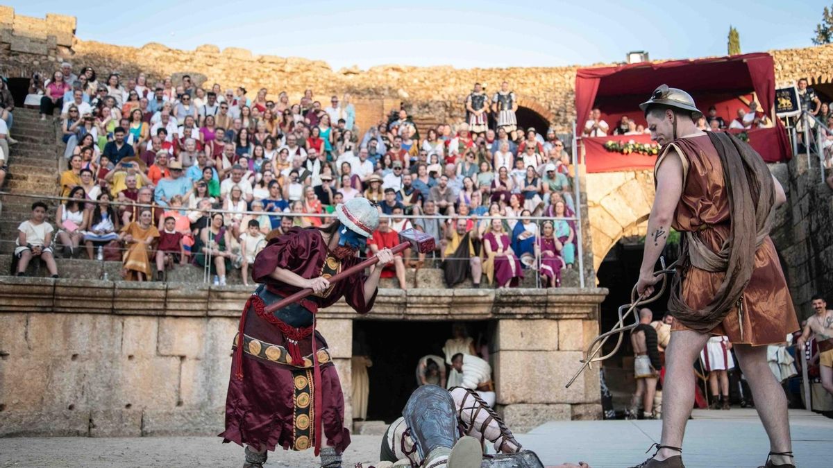 Los gladiadores se baten en duelo en el Anfiteatro Romano de Mérida