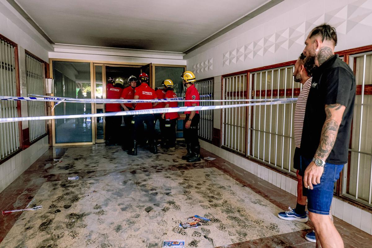 La Guardia Civil inspecciona el apartamento donde comenzó el incendio en Magaluf en busca de pruebas