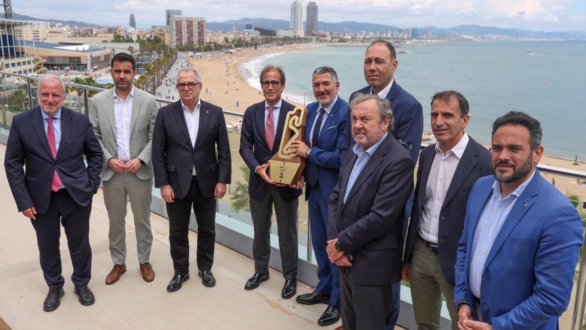 Las autoridades posan con el trofeo del GP de España en Barcelona