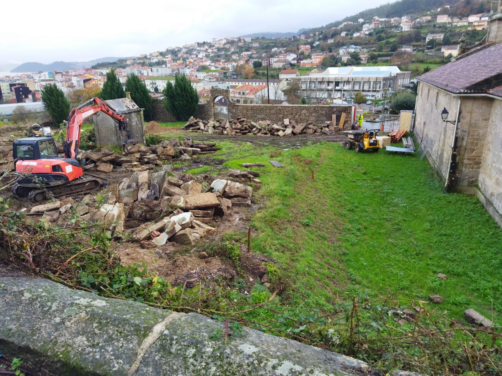 La transformación en imágenes del antiguo cementerio de Bueu