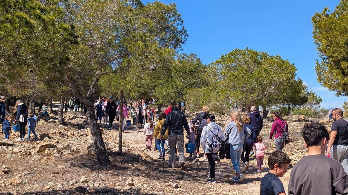 Voluntarios en la jornada de reforestación en el Monte Orgegia.