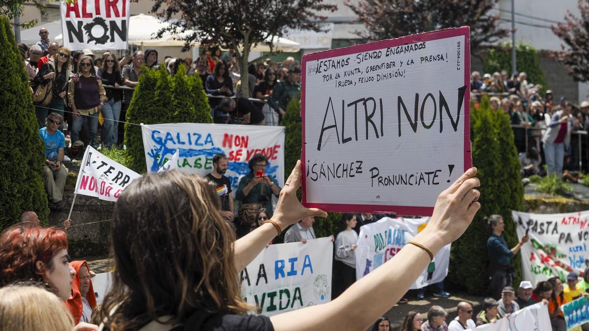 Multitudinaria manifestación en Palas de Rei contra el proyecto de Altri en el concello.