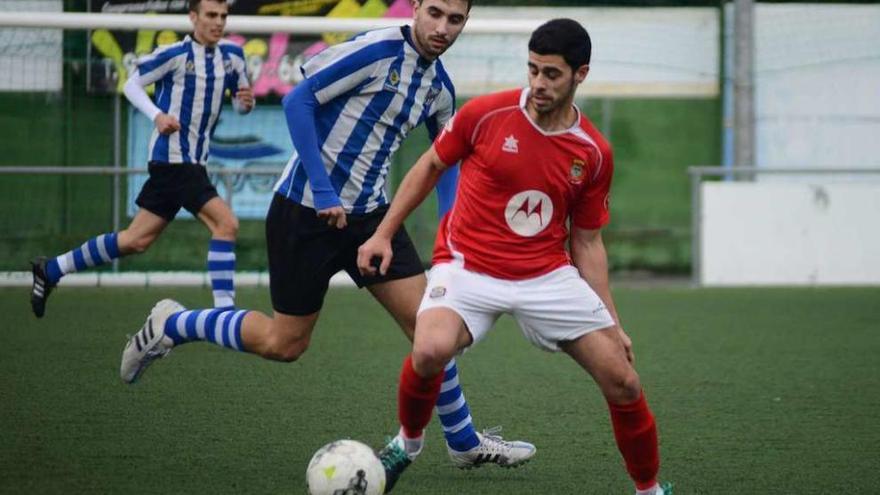 Un jugador del Moaña controla el balón ante la presión de un rival. // Gonzalo Núñez