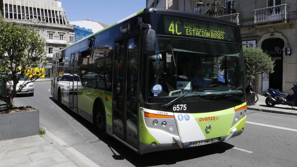 Un autobús de la línea 4C de la concesionaria Vitrasa / Alba Villar