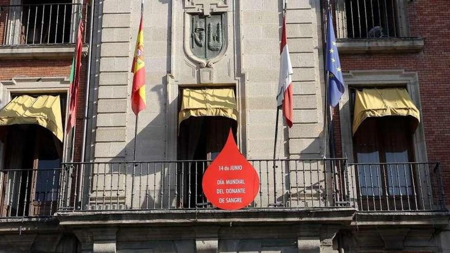 Gota de sangre colocada en el balcón del Ayuntamiento en la jornada de ayer.