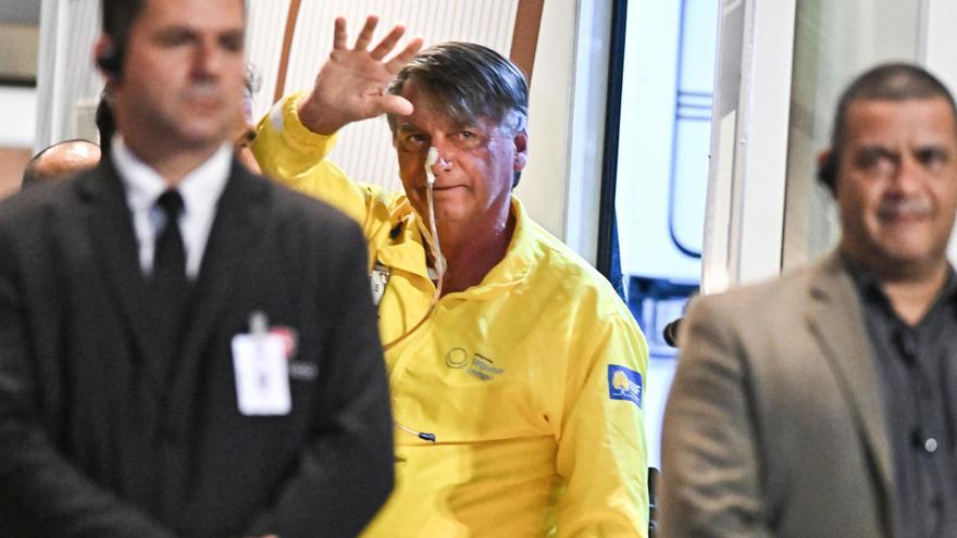Bolsonaro sale de la UCI casi tres semanas después de haber sido operado del intestino.