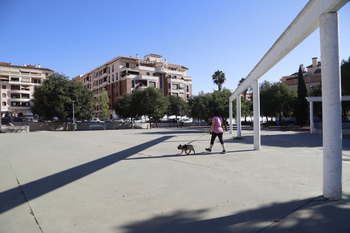 Una plaza de la ciudad sin apenas espacios verdes.