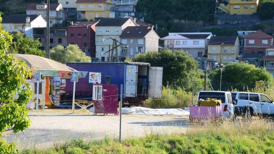 Atracciones instaladas ayer en el campo de As Lagoas, en Bueu. // Gonzalo Núñez