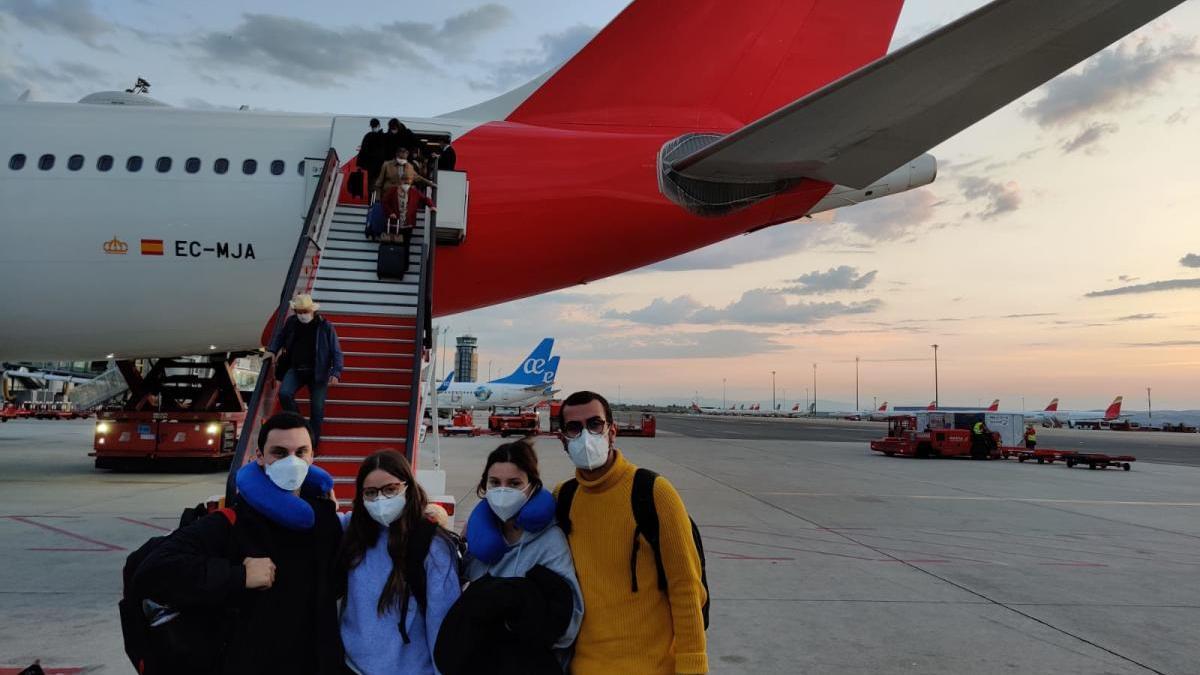 María García (segunda por la izquierda) junto a sus compañeros en la pista de Barajas.