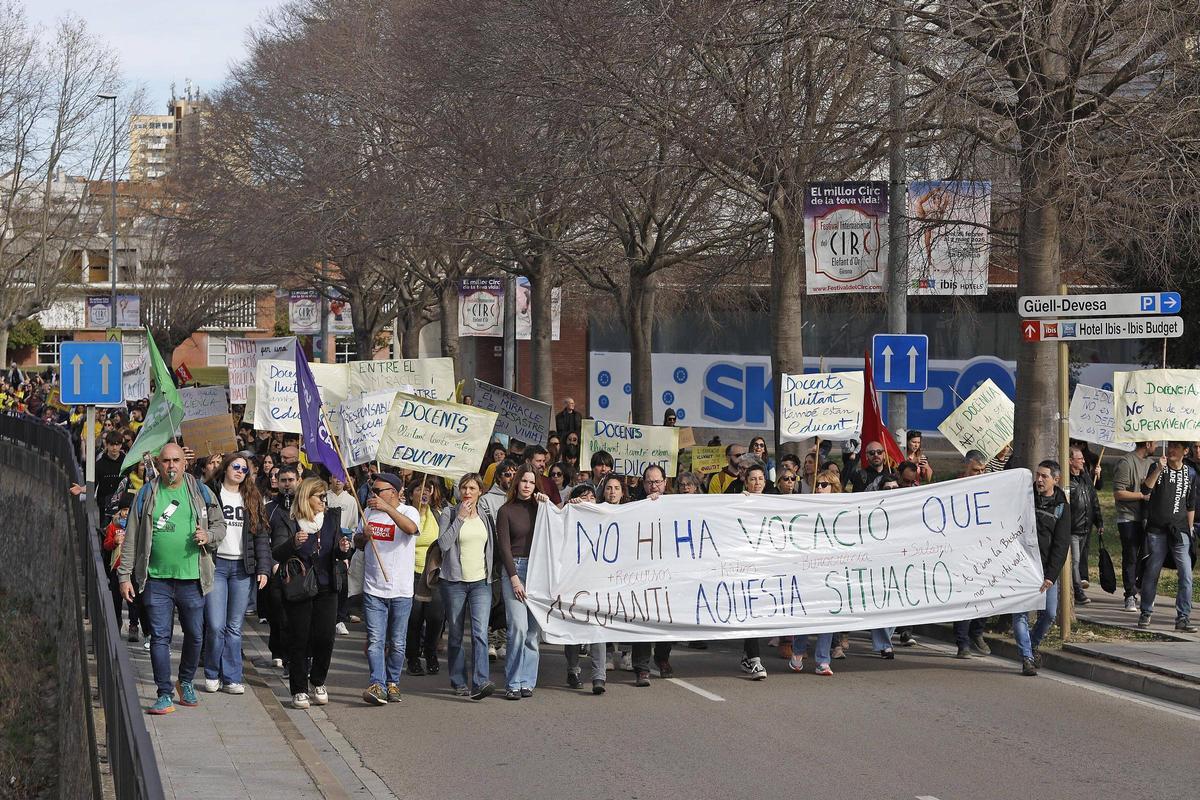 Les fotos de la manifestació dels professors gironins per reclamar millores laborals i salarials