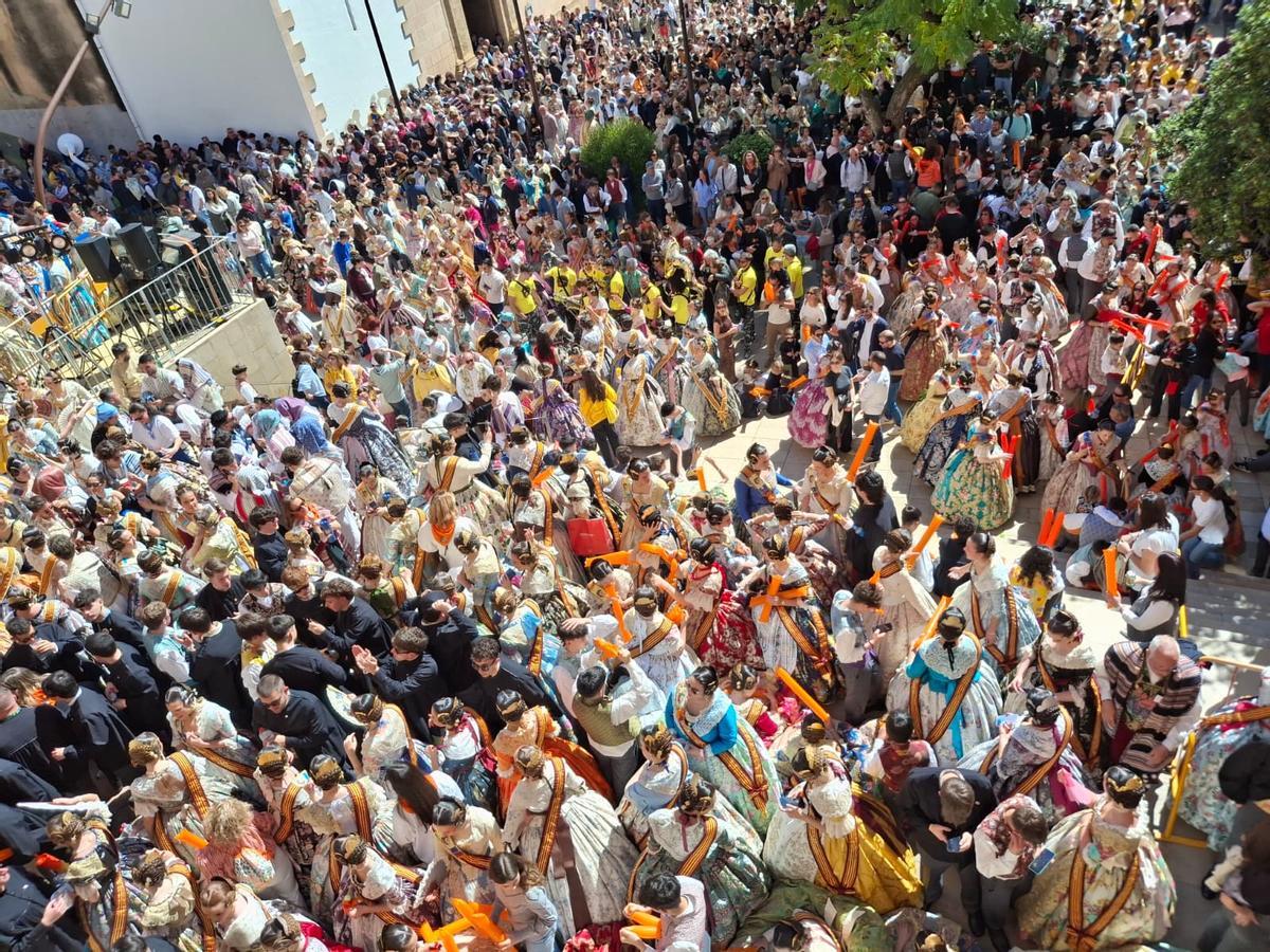 Un respiro antes de la emoción de los premios y una plaza a tope: imágenes de las Fallas de Dénia Un respiro antes de la emoción de los premios y una plaza a tope: imágenes de las Fallas de Dénia