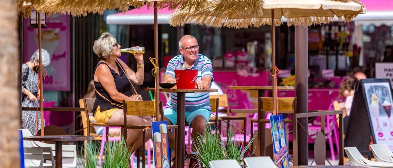 Turistas británicos en una terraza de Benidorm en una foto de archivo.