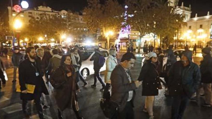 Numerosas personas cruzan los pasos de peatones de la plaza del Ayuntamiento de Valencia. Foto: M. A. Montesinos.