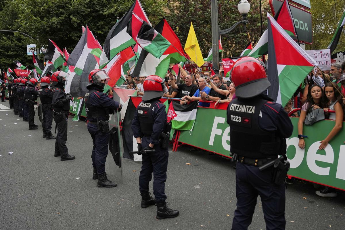 En imágenes | Una protesta propalestina suspende el final de etapa 11 ...