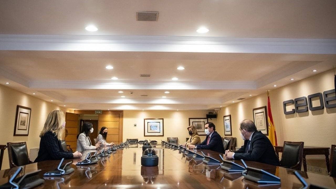 Reunión de la presidenta de Ciudadanos, Inés Arrimadas, con el presidente de la CEOE, Antonio Garamendi, y la presidenta de la Fundación CEOE, la exministra del PP Fátima Báñez.