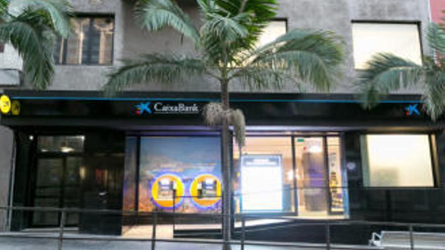 Una sucursal tinerfeña de CaixaBank.