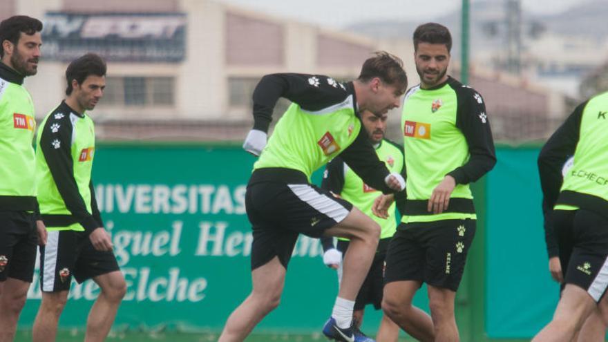 Los jugadores del Elche, durante un entrenamiento en el campo anexo