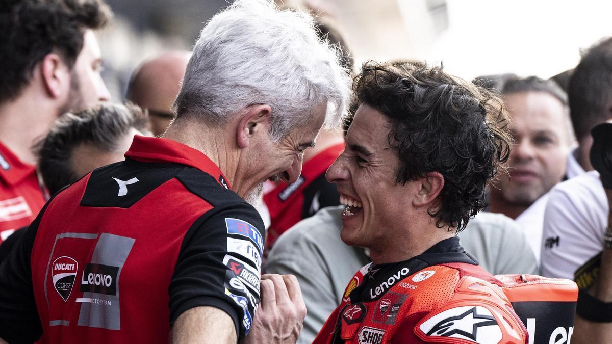 El ingeniero Gigi Dall'Igna, creador de la invencible Ducati, felicita a Marc Márquez, el domingo, en Tailandia.