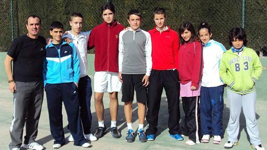 El técnico del Club de Tenis Sax con el equipo cadete que ha logrado proclamarse campeón de la Comunidad Valenciana