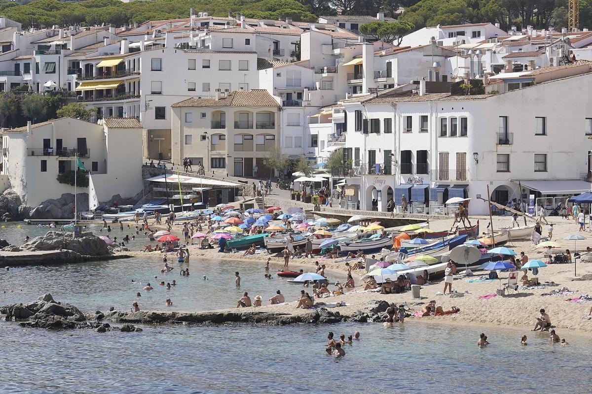 La platja de Calella de Palafrugell plena de banyistes.