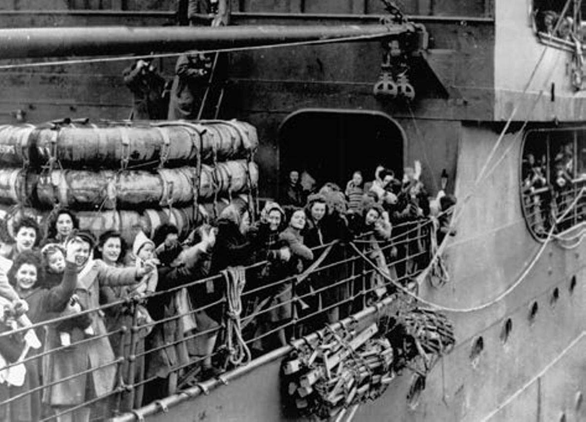 “Novias de la guerra” británicas, con sus bebés, casadas con aviadores estadounidenses, saliendo del puerto de Southampton en enero de 1946 para reunirse con sus maridos en Estados Unidos.