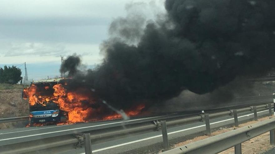 Bus ardiendo.