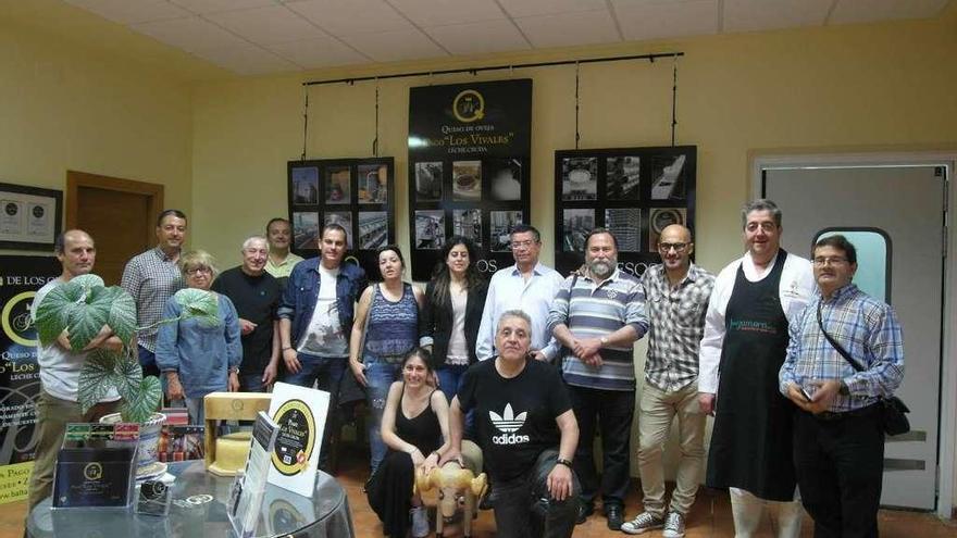 Miembros de la Asociación de Sumilleres de Zamora durante su visita a la quesería de Coreses.