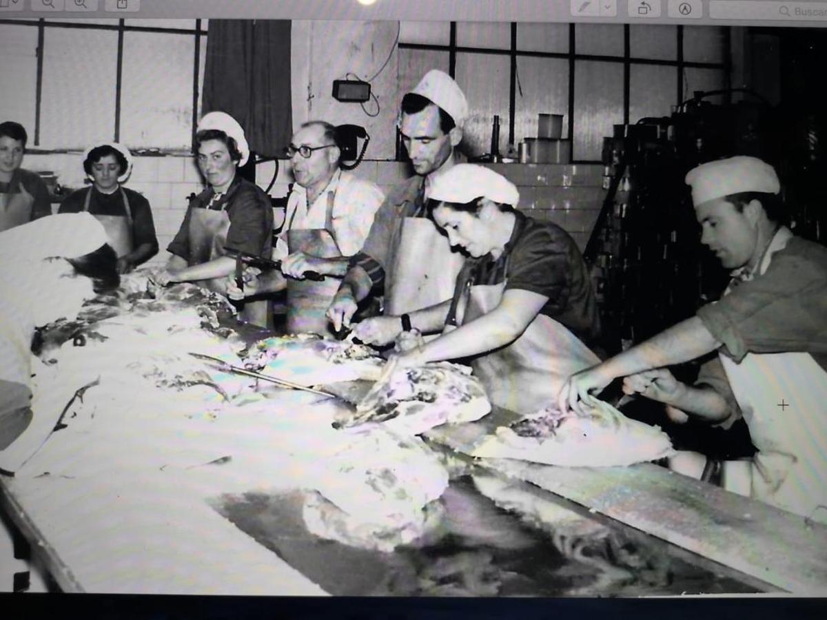 Manolita Vallina, tercera por la izquierda, en una foto antigua en Productos Ya.