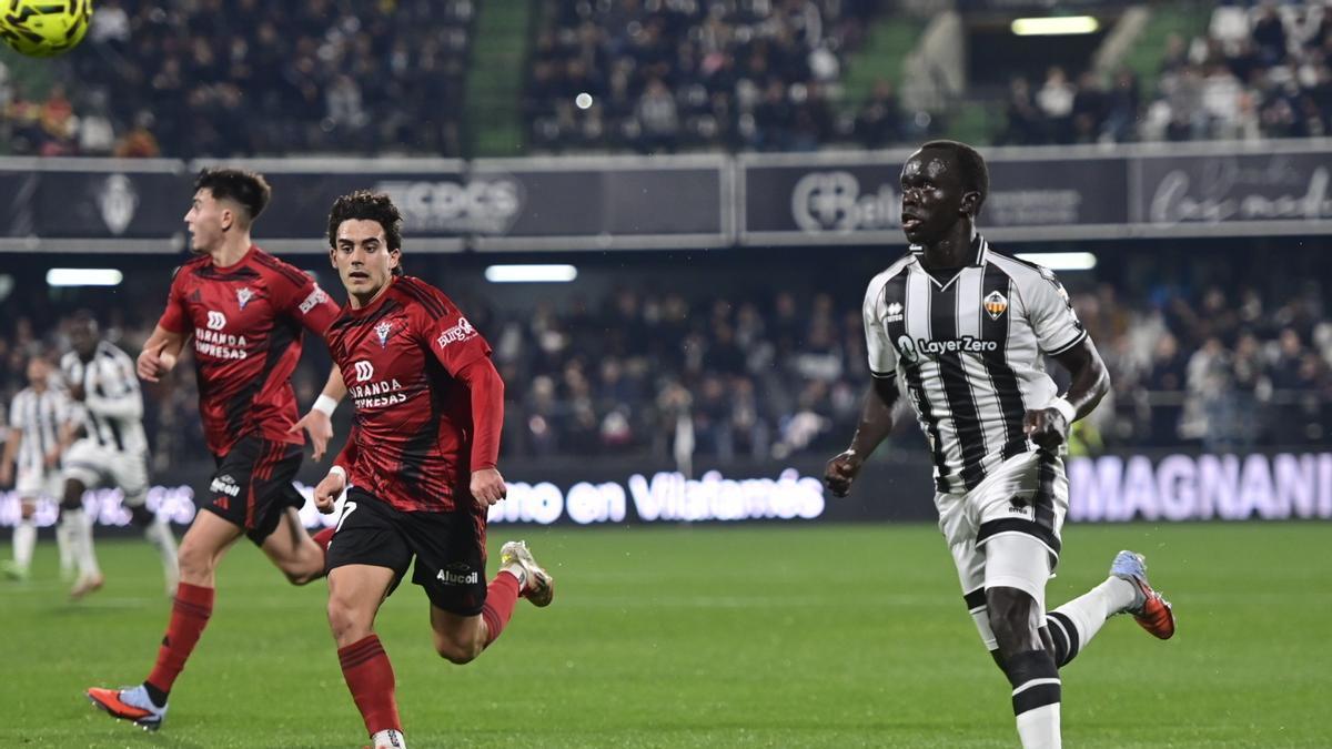 Awer Mabil yendo a disputar un esférico en el partido de ida.