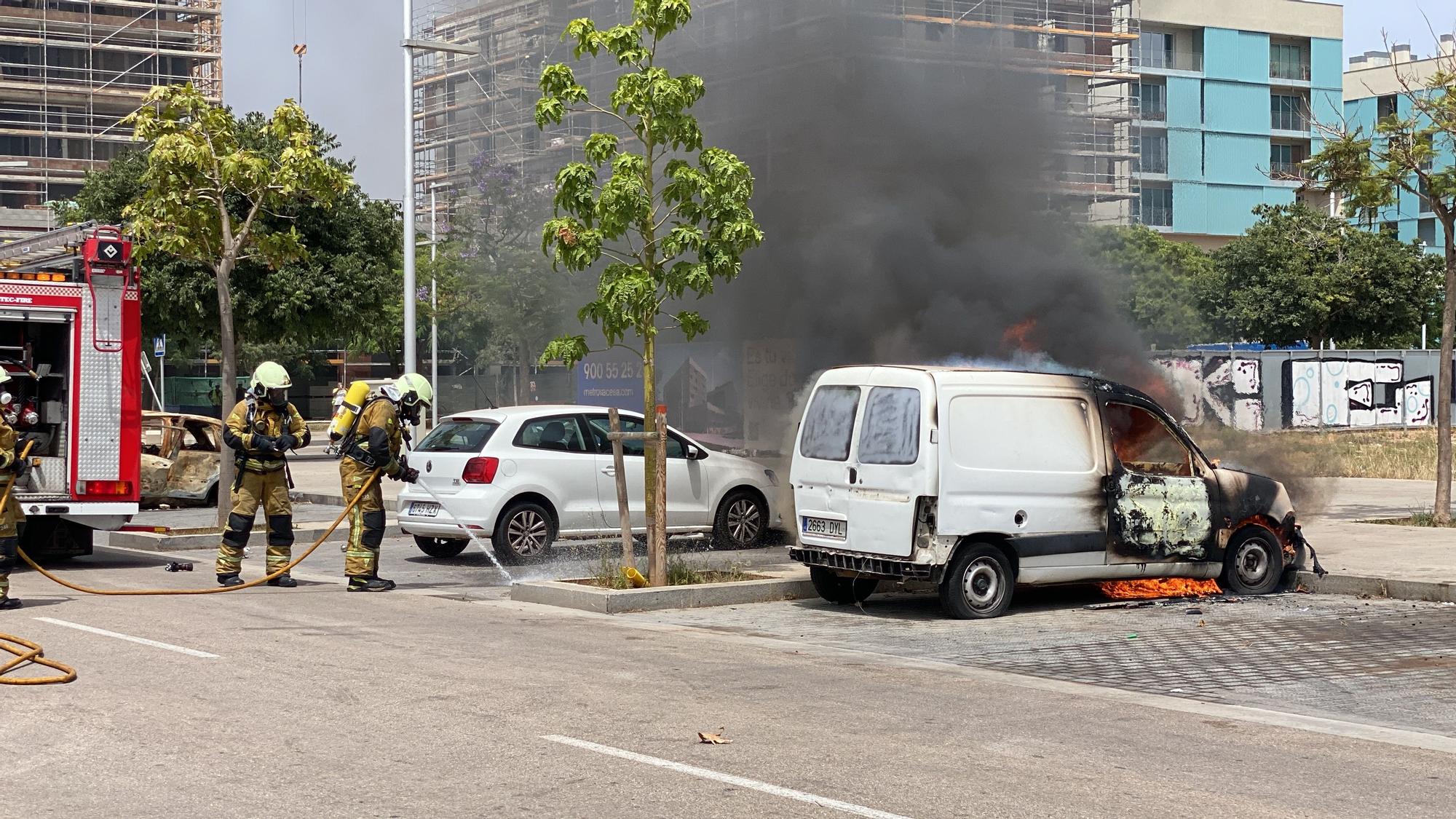 Las fotos del aparatoso incendio intencionado de un coche en Nou Llevant, en Palma