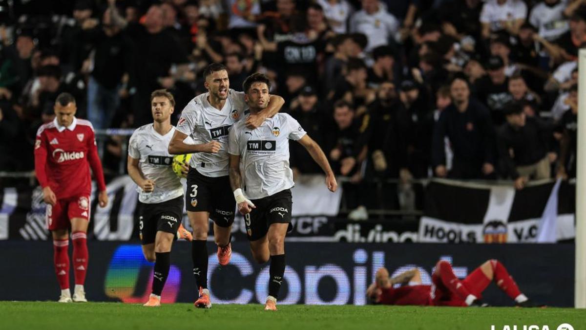 Copete se acerca a Hugo Duro para celebrar con él su gol en el 92, el del empate ante el Sevilla FC