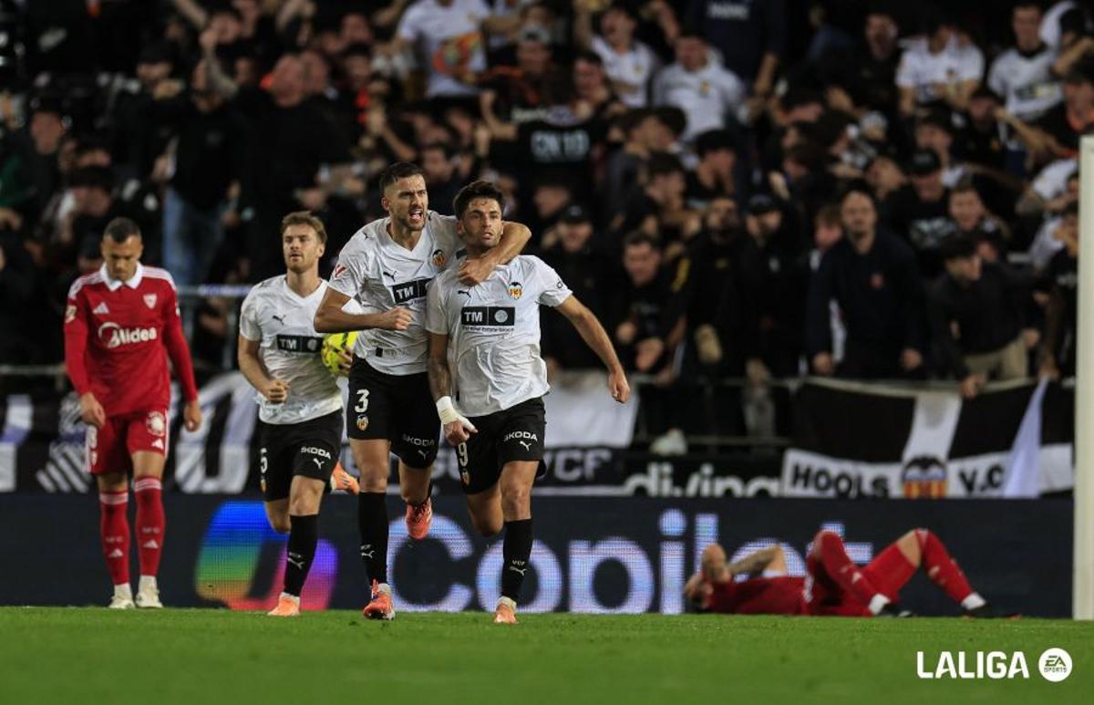 Copete se acerca a Hugo Duro para celebrar con él su gol en el 92, el del empate ante el Sevilla FC