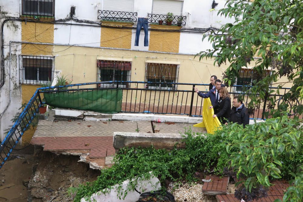 La presidenta de la Junta, acompañada por el alcalde José Bernal, conoce de primera mano los daños provocados por las lluvias y habla con los vecinos