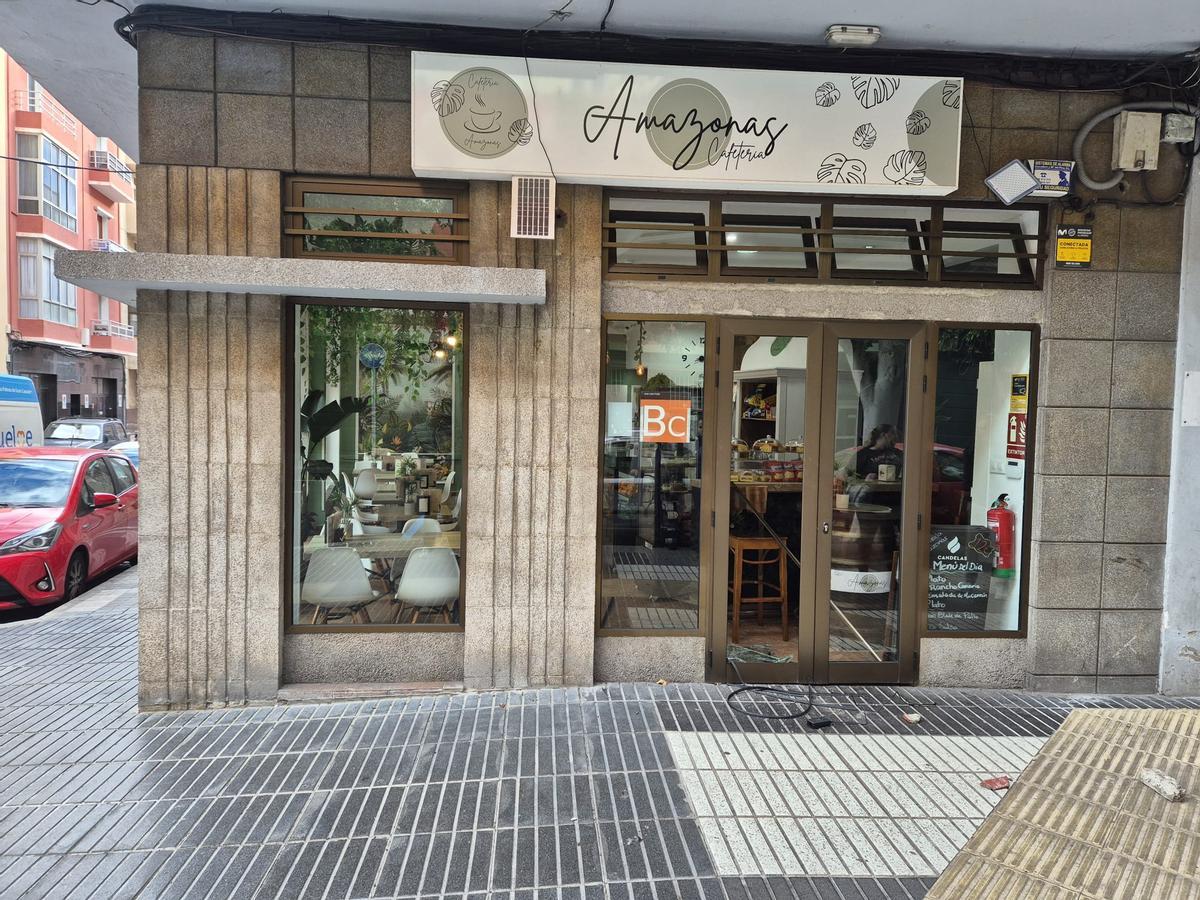 Roban de madrugada en una cafetería de Tomás Morales tras romper el cristal con una piedra