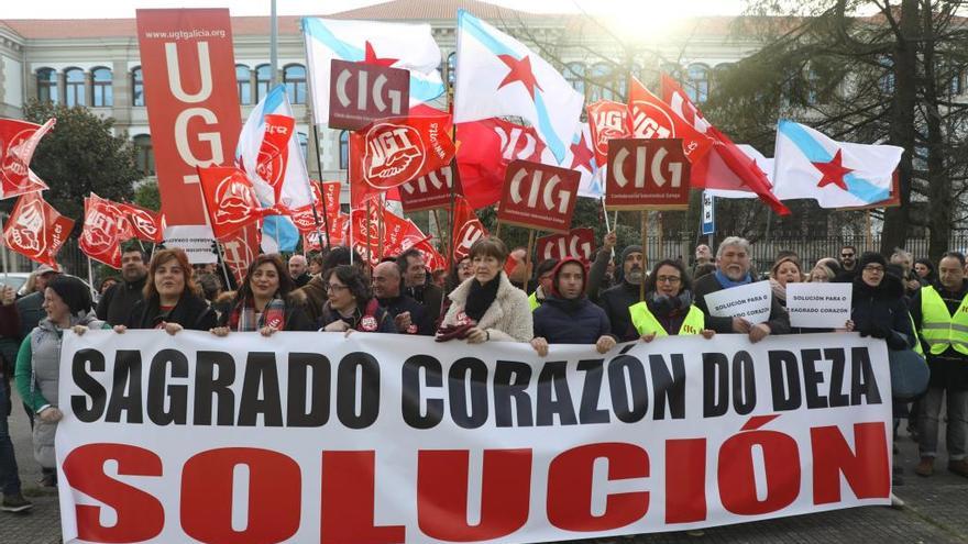 Un instante de la concentración de esta mañana en Santiago por el conflicto del Sagrado Corazón de Lalín