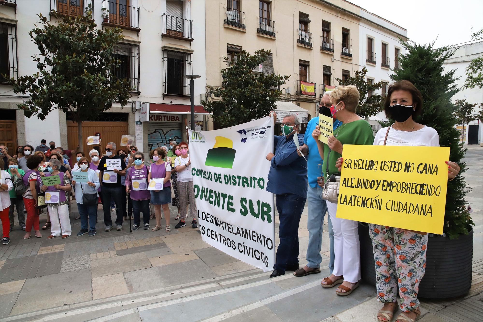 Protesta ante el Ayuntamiento para exigir la recuperación de personal y servicios en centros cívicos